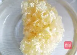 Illustration of how to make peach gum, saponin, rice and white fungus soup 4