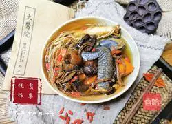 Illustration of how to make ginseng, cordyceps, snail, carrot and black-bone chicken soup 12