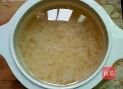 Illustration of how to make coconut and white fungus soup 5