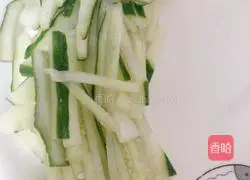 Illustration of how to make cold cucumber and white fungus 2 