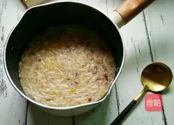 Illustration of how to make pork fan bone soup and baby cabbage noodle soup 10