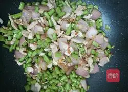 Illustration of how to make minced meat, eggs, fried onions and beans 3