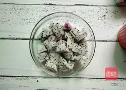 Illustration of how to make dragon fruit milkshake 2