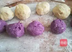 Illustration of how to make sweet potato and purple potato pancakes 9