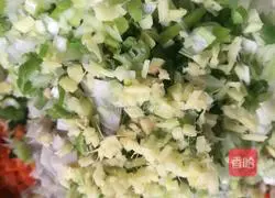 Illustration of how to make pork and three fresh dumplings 5