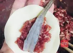 Illustration of how to make shrimp pot stickers 4