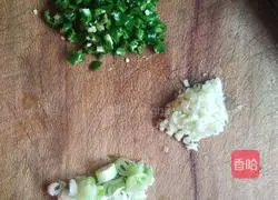 Illustration of how to make green pepper preserved eggs 6