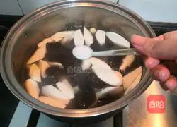 Illustration of how to make wild rice fungus and chicken soup 13