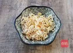 Illustration of how to make sea rice vermicelli radish soup 5