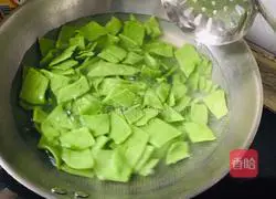 Illustration of how to make spinach noodles with garlic sauce 7