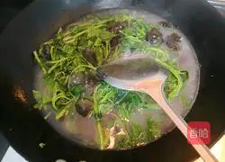 Illustration of how to cook amaranth preserved eggs in soup 12