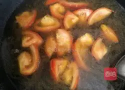 Illustration of how to make enoki mushroom, tomato and egg noodles 3