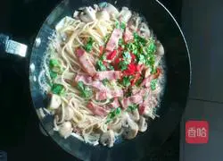 Illustration of how to make fresh mushroom and bacon pasta 10