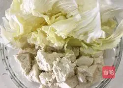 Illustration of how to make hand-braised tofu and cabbage soup 3