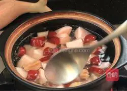 Illustration of how to make fresh peach rock sugar water 10