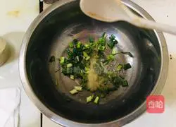 Illustration of how to make scallion and crucian carp soup 8