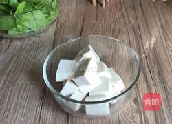 Illustration of how to make tofu, wolfberry and radish sprout soup 2