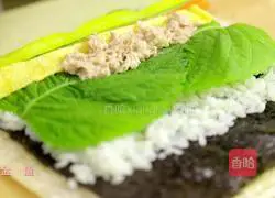 Illustration of how to make tuna and seaweed rice rolls 12