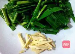 Illustration of how to make stir-fried pig blood with leeks 2