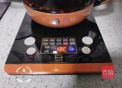 Illustration of how to make black rice, lotus seed and lily soup 4