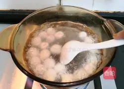 Illustration of how to make wolfberry fermented meatball soup 9