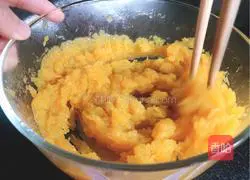 Illustration of how to make banana steamed buns 2