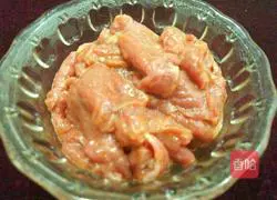 Illustration of how to make beef with green onions 3