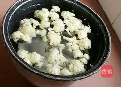 Illustration of how to make cauliflower slices 2