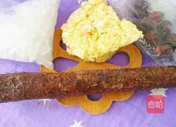 Illustration of how to make yam, red dates and white fungus soup 1