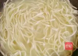 Illustration of how to make braised noodles with potatoes and cowpeas 10