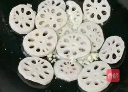 Illustration of how to make stir-fried pork slices with lotus root and yuba 14