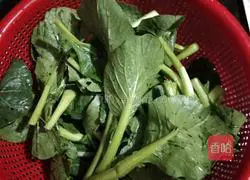 Illustration of how to make pig offal soup 5