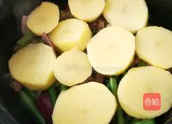 Illustration of how to make braised noodles with potatoes, beans, kelp and beef 2