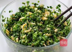 Illustration of how to make chives, shrimp skin and egg pie 3