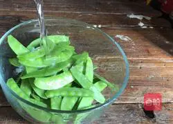 Illustration of how to make fried lean meat with snow peas 2