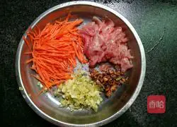 Illustration of how to make celery and carrot meat slices noodles 2