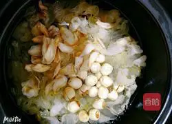 Illustration of how to make lotus seed, lily and white fungus soup 4