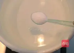 Illustration of how to make wolfberry sprout and egg soup 4