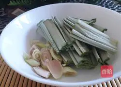 Illustration of how to make colorful leaf lemongrass water 2