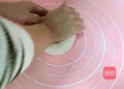 Illustration of how to make Donghe meat pie 3