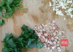 Illustration of making noodles with oil 2