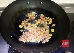 Illustration of how to make fried beans and meat 6