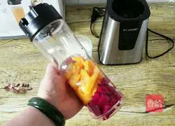 Illustration of how to make red dragon fruit and mango juice 3