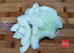 Illustration of how to make tomato, cucumber and meat slices soup 2