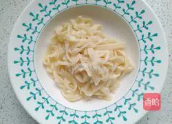 Illustration of how to make tomato, egg and pepper noodle soup 10