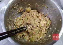 Illustration of how to make celery and fresh meat fried buns 6