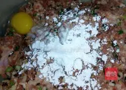 Illustration of how to make big meat buns 4