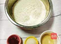 Illustration of how to make little baby steamed buns 1