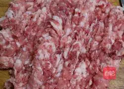  Illustration of how to make dumplings stuffed with pork stuffing and dried radish leaves 1