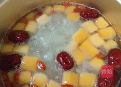 Illustration of how to make taro balls, red dates and white fungus soup 5